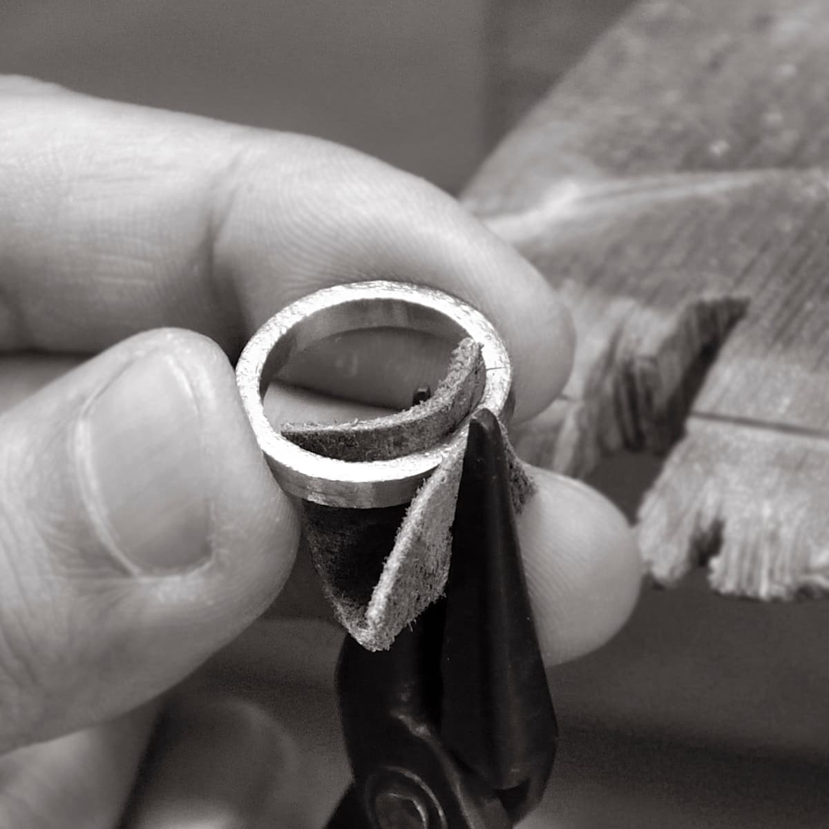 プラチナをリング状に丸める