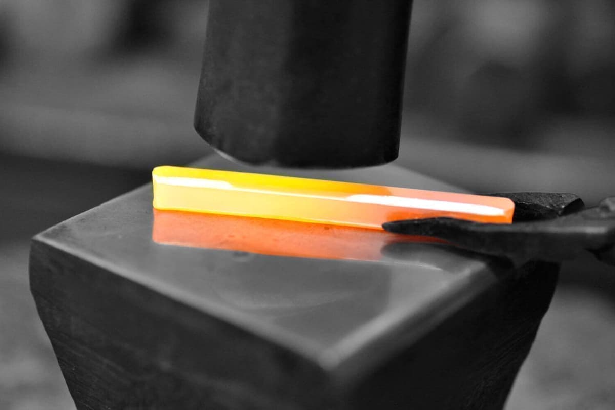 プラチナを鍛える鍛造