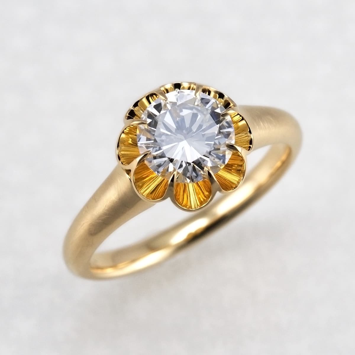 K18の装飾的な菊爪リング