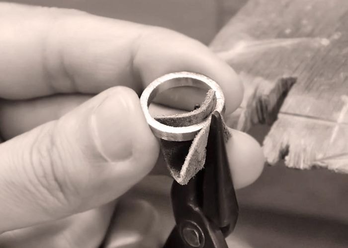 細身でも安心の仕立て