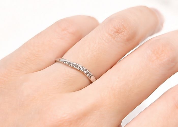 桜のひとひらに見立てたダイヤモンド