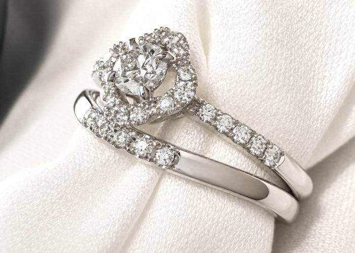 桜のひとひらに見立てたダイヤモンド