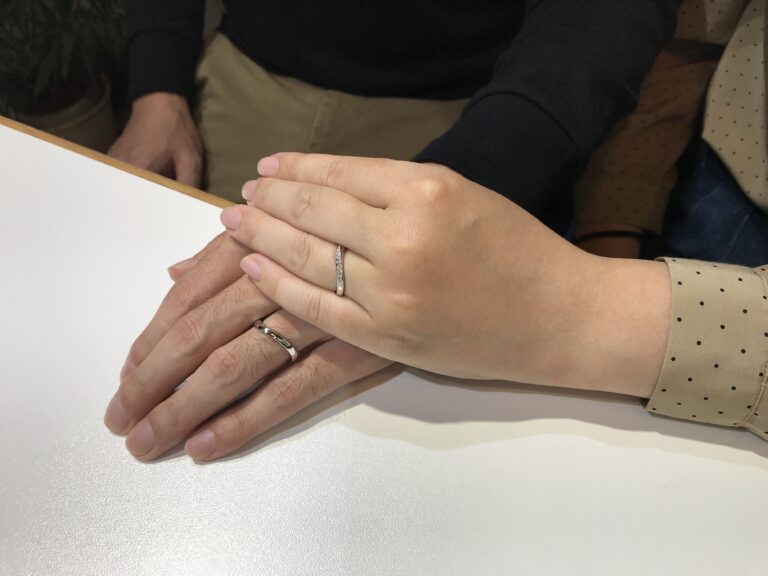 寄り添う手と手♪